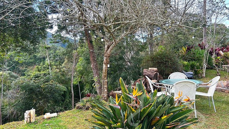 Refúgio com piscina, lareira e vista para o jardim