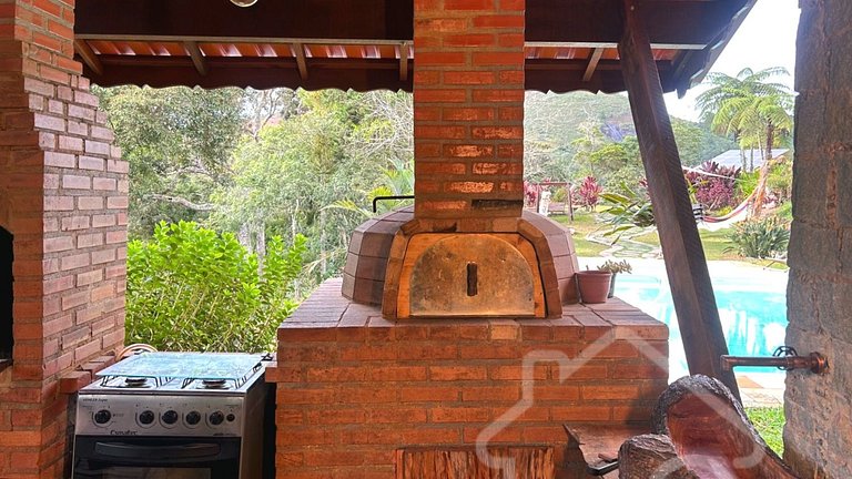 Refúgio com piscina, lareira e vista para o jardim