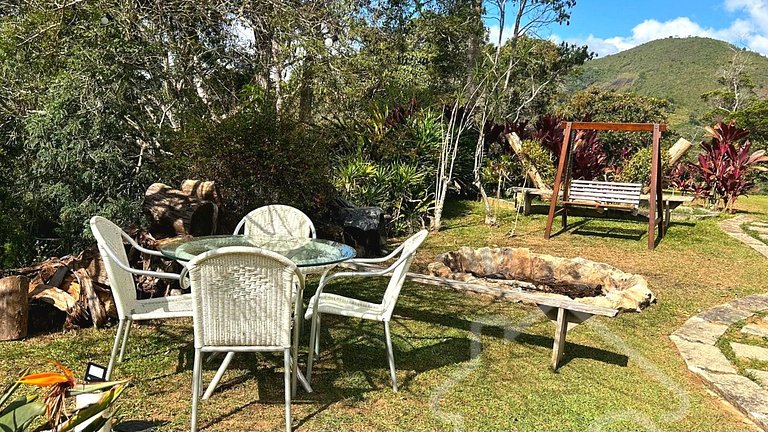 Refúgio com piscina, lareira e vista para o jardim