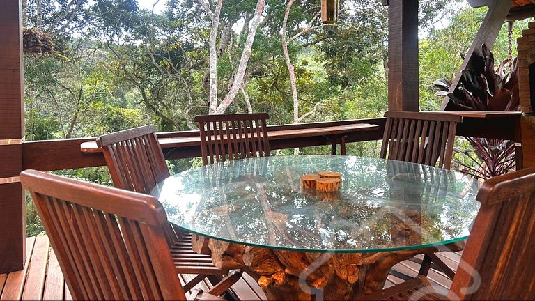 Refúgio com piscina, lareira e vista para o jardim