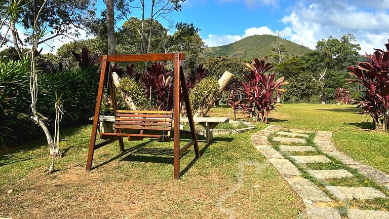 Refúgio com piscina, lareira e vista para o jardim
