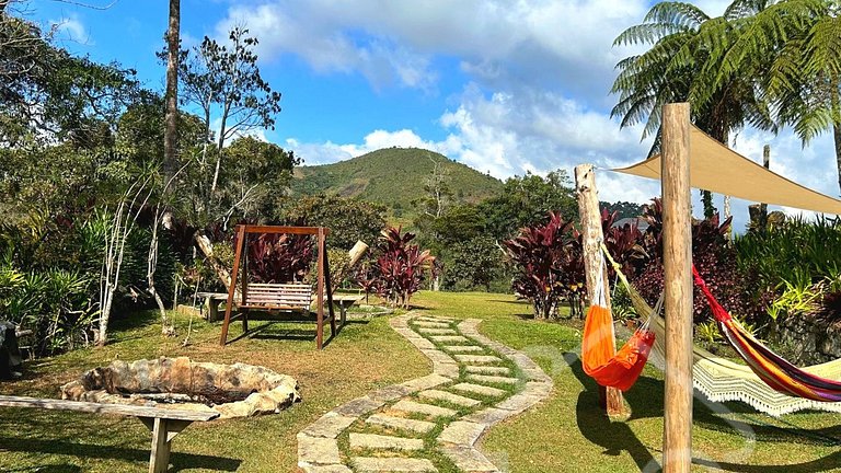 Refúgio com piscina, lareira e vista para o jardim