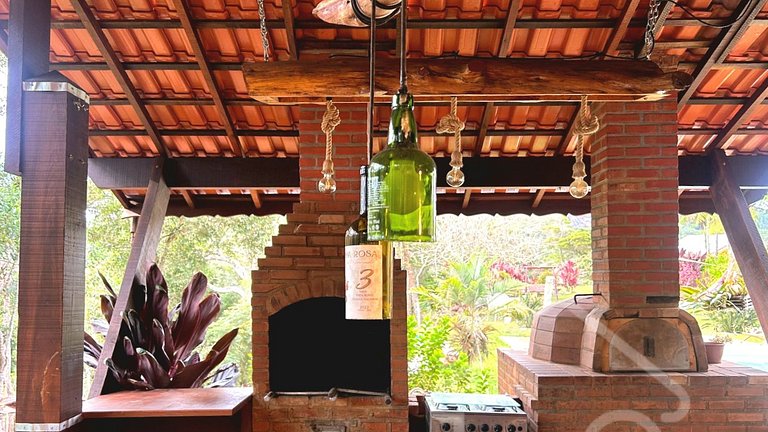 Refúgio com piscina, lareira e vista para o jardim