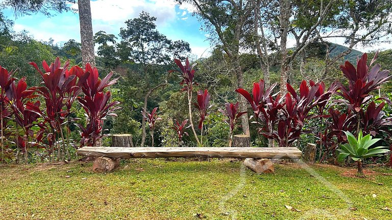 Refúgio com piscina, lareira e vista para o jardim