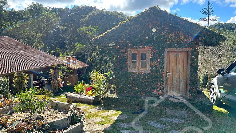 Refúgio com piscina, lareira e vista para o jardim