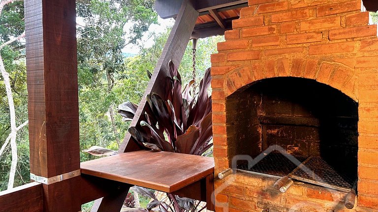 Refúgio com piscina, lareira e vista para o jardim