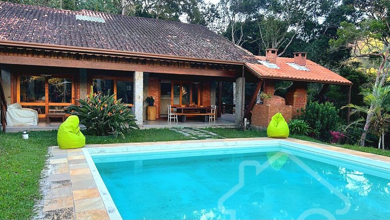 Refúgio na Serra com Piscina, Jardim e Natureza