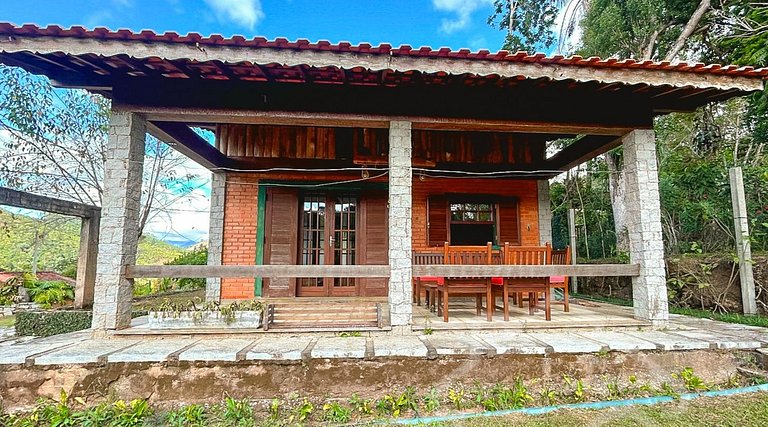 Refúgio com piscina, lareira e vista para o jardim