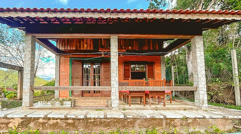 Refúgio com piscina, lareira e vista para o jardim