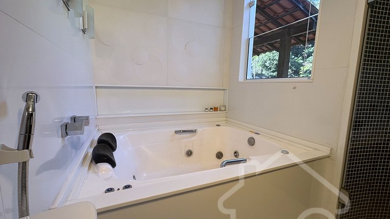 Casa Espaçosa com Piscina, Hidro e 3 Suítes