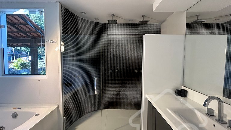 Casa Espaçosa com Piscina, Hidro e 3 Suítes