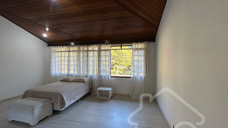 Casa Espaçosa com Piscina, Hidro e 3 Suítes