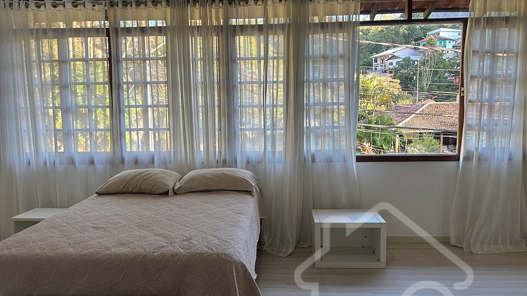 Casa Espaçosa com Piscina, Hidro e 3 Suítes