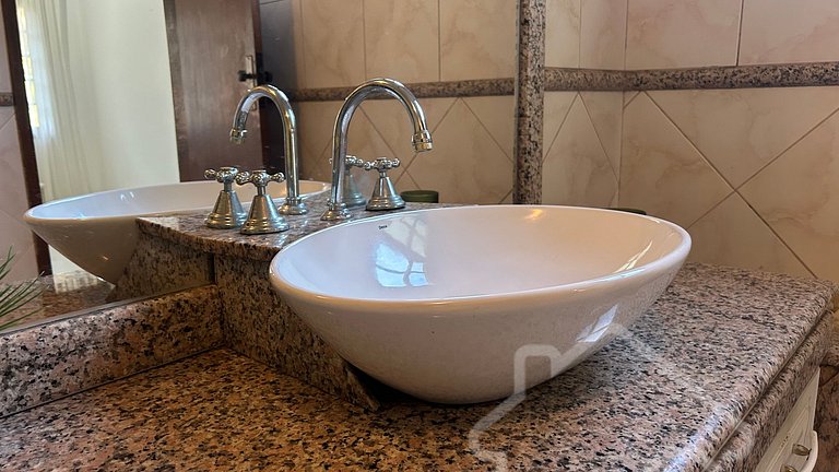 Casa Espaçosa com Piscina, Hidro e 3 Suítes