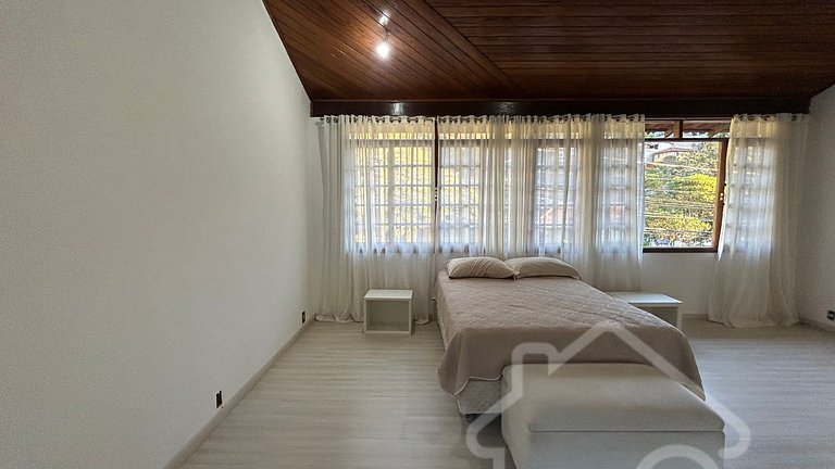 Casa Espaçosa com Piscina, Hidro e 3 Suítes