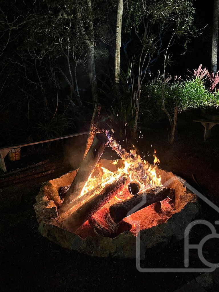Refúgio com piscina, lareira e vista para o jardim