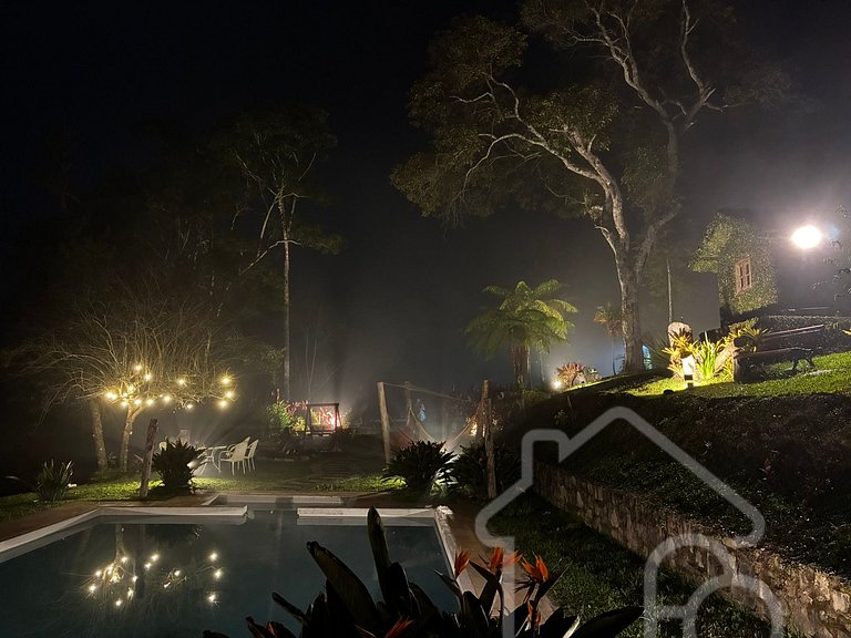 Refúgio com piscina, lareira e vista para o jardim