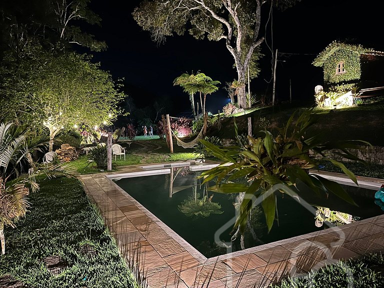 Refúgio com piscina, rede e vista para o jardim