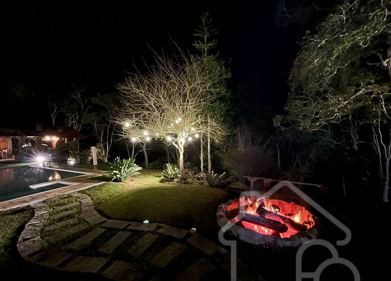 Refúgio com piscina, rede e vista para o jardim
