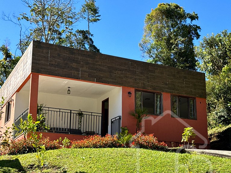 Refúgio na Serra com Piscina e Vista das Montanhas