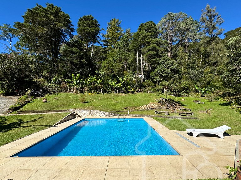 Refúgio na Serra com Piscina e Vista das Montanhas