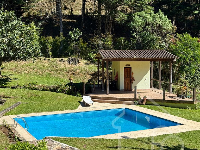 Refúgio na Serra com Piscina e Vista das Montanhas