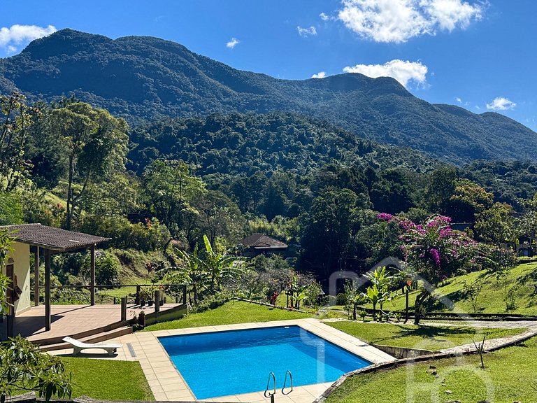 Refúgio na Serra com Piscina e Vista das Montanhas