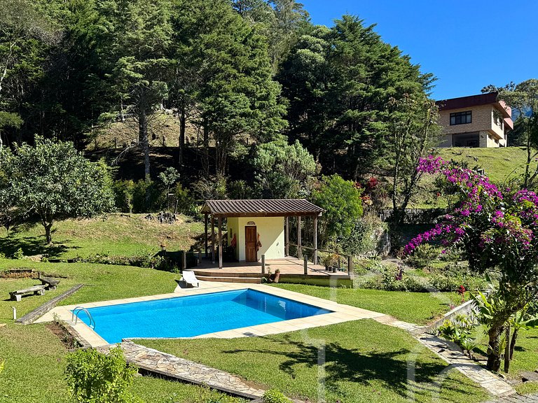 Refúgio na Serra com Piscina e Vista das Montanhas