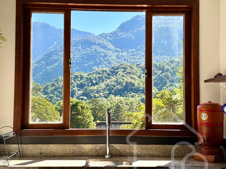 Refúgio na Serra com Piscina e Vista das Montanhas