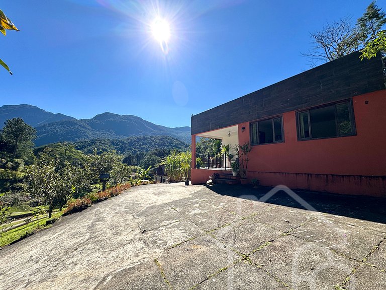 Refúgio na Serra com Piscina e Vista das Montanhas