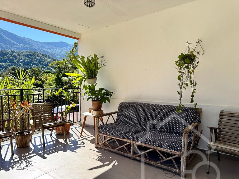 Refúgio na Serra com Piscina e Vista das Montanhas