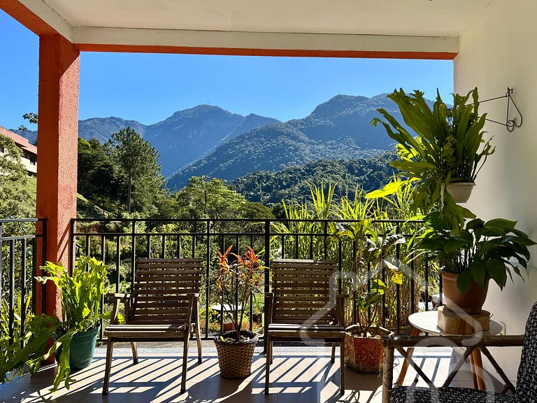 Refúgio na Serra com Piscina e Vista das Montanhas