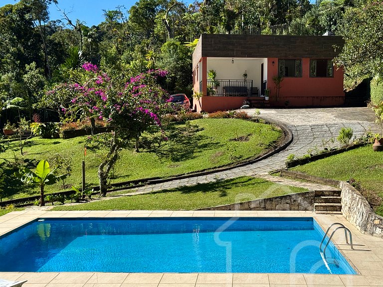 Refúgio na Serra com Piscina e Vista das Montanhas
