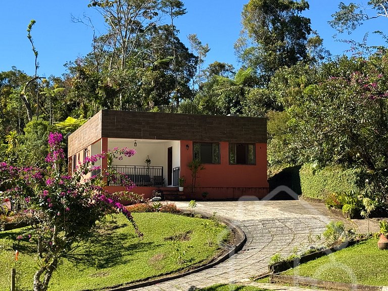 Refúgio na Serra com Piscina e Vista das Montanhas