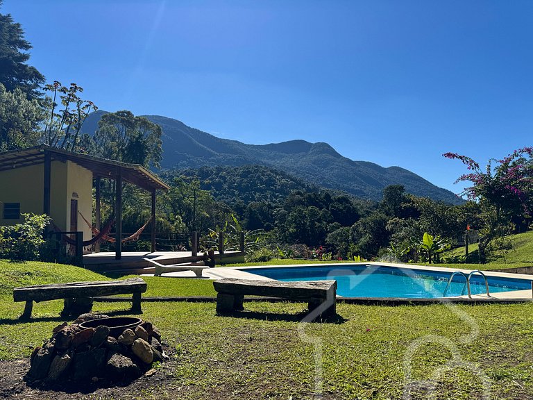 Refúgio na Serra com Piscina e Vista das Montanhas