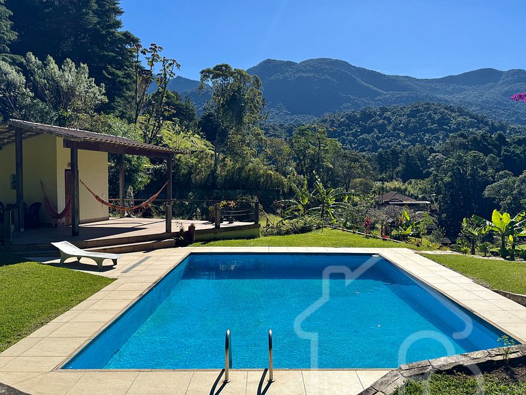 Refúgio na Serra com Piscina e Vista das Montanhas