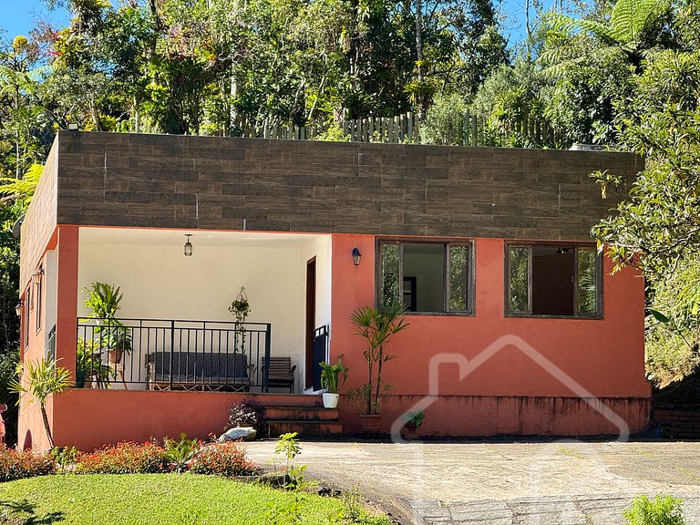 Refúgio na Serra com Piscina e Vista das Montanhas