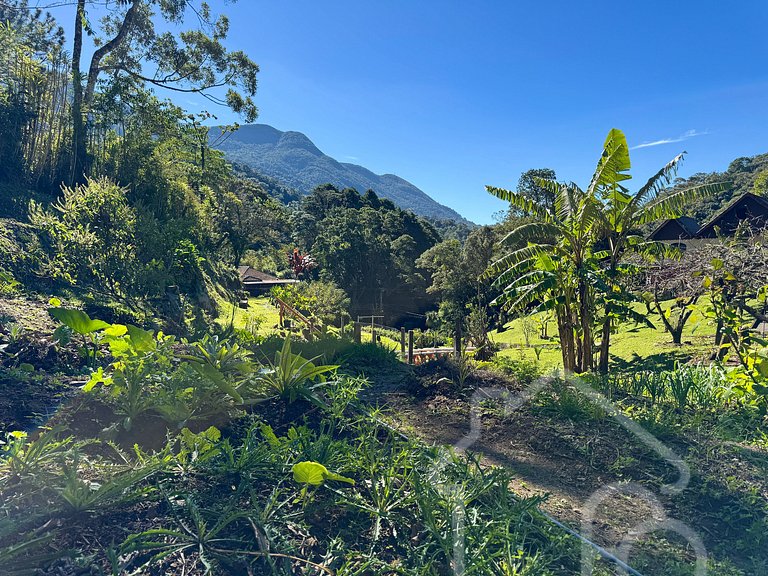Refúgio na Serra com Piscina e Vista das Montanhas