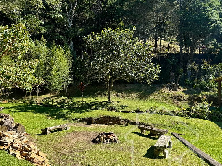 Refúgio na Serra com Piscina e Vista das Montanhas