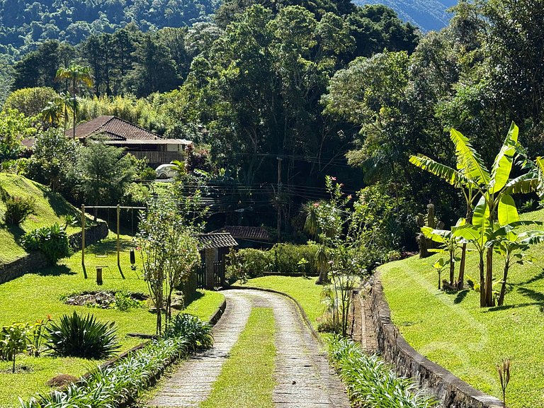 Refúgio na Serra com Piscina e Vista das Montanhas