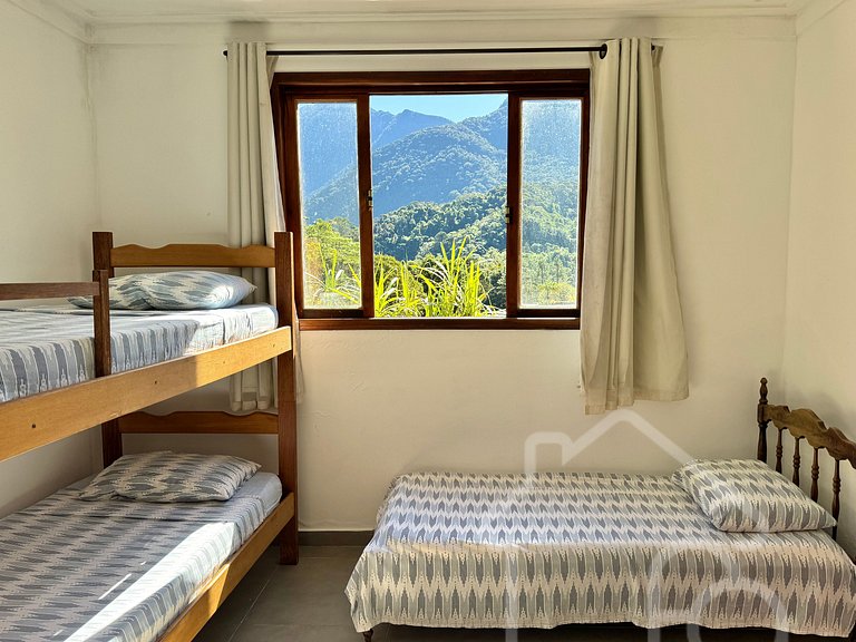 Refúgio na Serra com Piscina e Vista das Montanhas