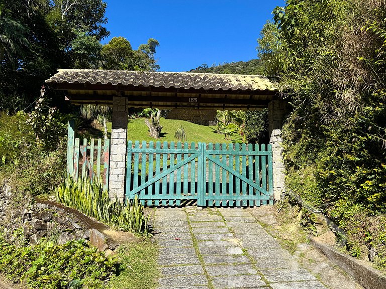 Refúgio na Serra com Piscina e Vista das Montanhas