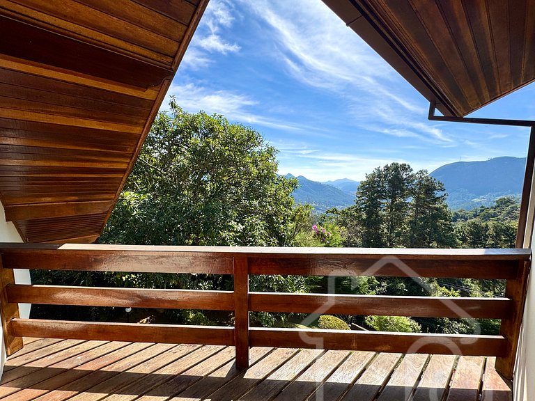 Casa com Lareira e Vista para as Montanhas