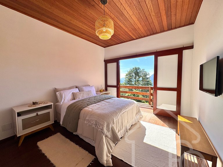Casa com Lareira e Vista para as Montanhas