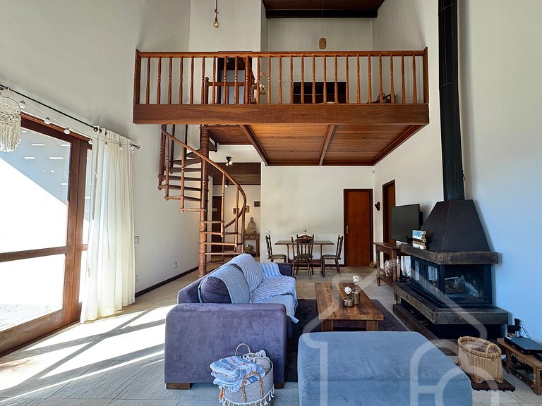 Casa com Lareira e Vista para as Montanhas