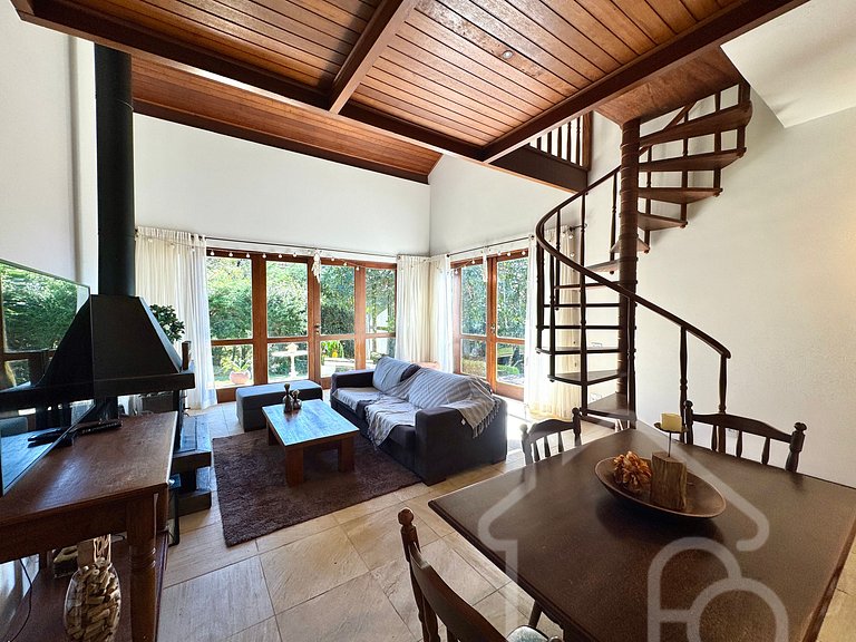 Casa com Lareira e Vista para as Montanhas