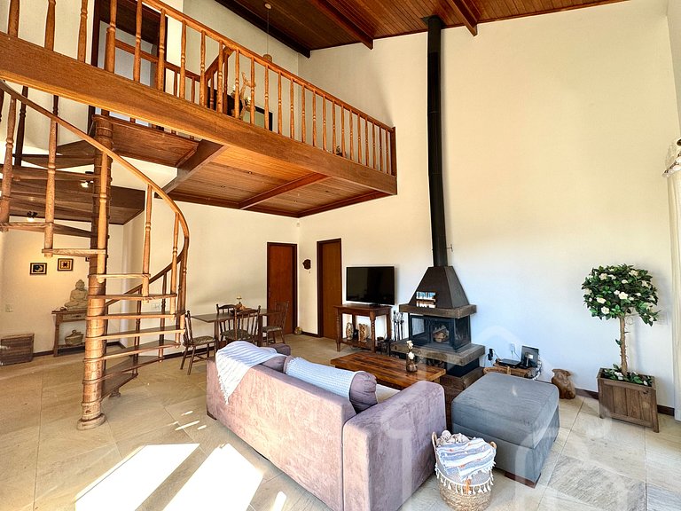 Casa com Lareira e Vista para as Montanhas