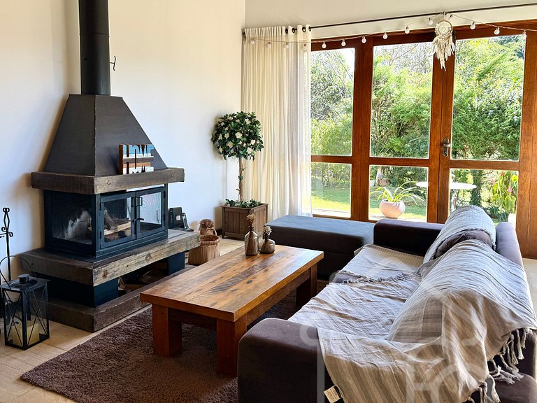 Casa com Lareira e Vista para as Montanhas