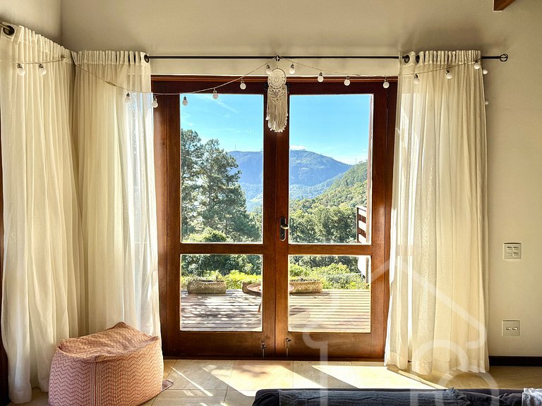 Casa com Lareira e Vista para as Montanhas