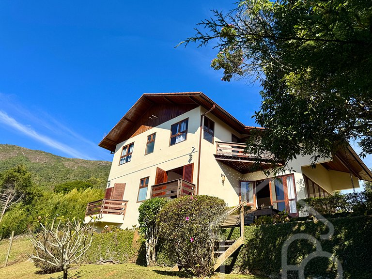 Casa com Lareira e Vista para as Montanhas